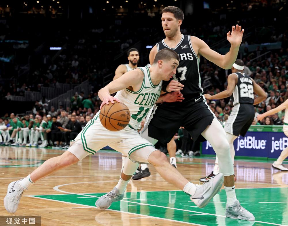 个年轻球员 个年轻球员